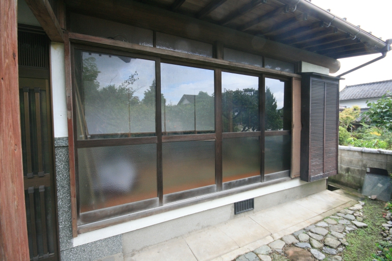 工事前・木製の窓（雨戸付き）戸板がでてきません・・・